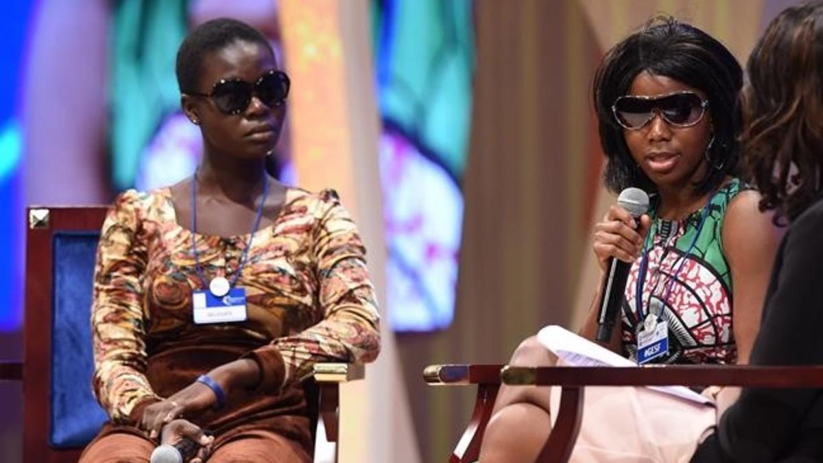 Rachel (con pelo corto) y Sa'a (a la derecha) relatan cómo sobrevivieron a Boko Haram en la inauguración del Global Education and Skills Forum.