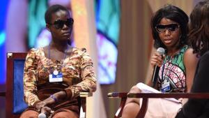 Rachel (con pelo corto) y Saa (a la derecha) relatan cómo sobrevivieron a Boko Haram en la inauguración del Global Education and Skills Forum.