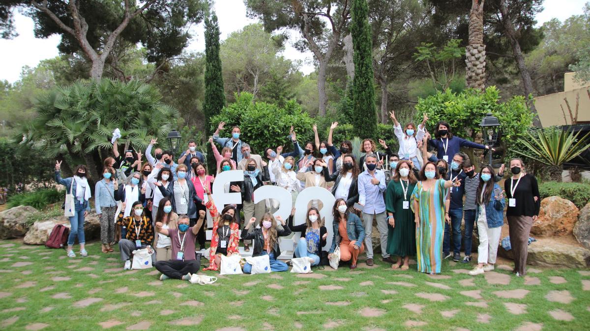 Foto de familia de los asistentes y los ponentes de esta última edición del certamen en el jardín del hotel Casbah