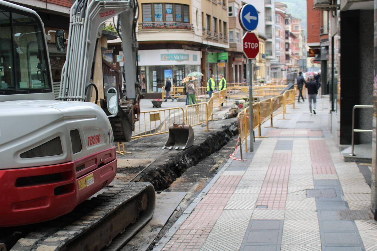 Obras calle Leopoldo Alas Clarín salida parking Sinagua