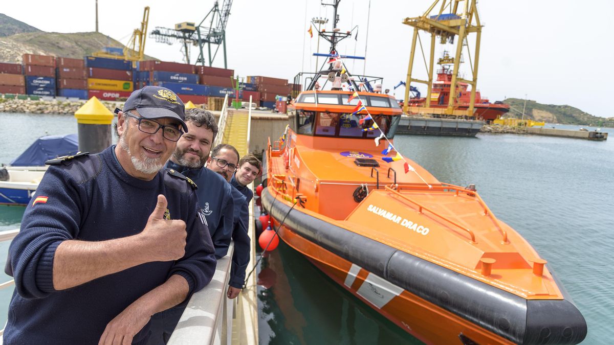 Los tripulantes de una de las embarcaciones de Salvamento Marítimo.