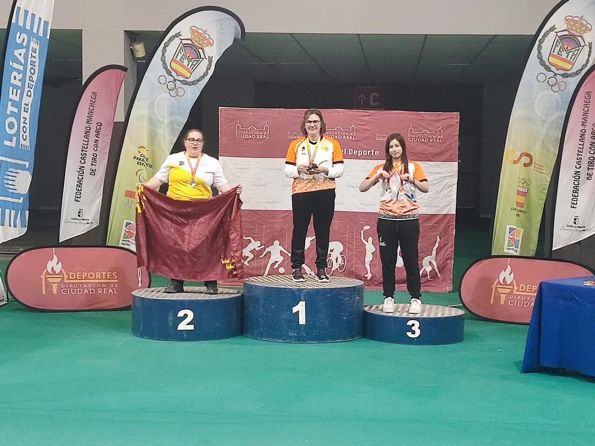 La arquera gandiense, Gemma Aurora Catalá, en lo más alto del podio en el Nacional