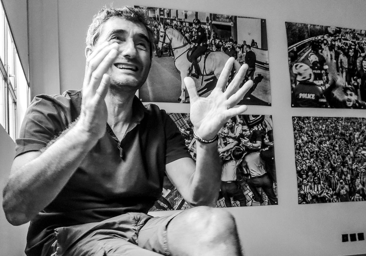 REPORTAJE ERNESTO VALVERDE. ERNESTO VALVERDE, ENTRENADOR DE FUTBOL, EN SU EXPOSICION DE FOTOGRAFIA. Foto: INMA BARRIO