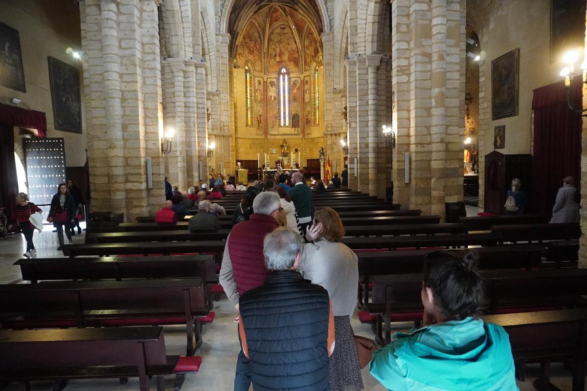 Los fieles acuden al besamanos de la Virgen de los Remedios