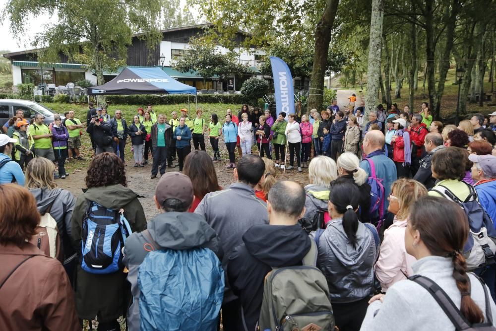 Decenas de personas participan en el Trail Montes de Vigo, con dos recorridos en el entorno del Monte dos Pozos de 23 y 13 kilómetros. También se celebró una andaina de 7 kilómetros.