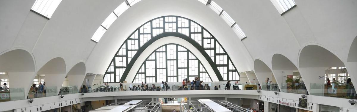 Vidriera del mercado de San Agustín, joya del movimiento moderno con toques racionalistas.   | // CARLOS PARDELLAS