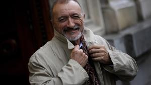 Arturo Pérez Reverte, en la puerta de la Real Academia Española.