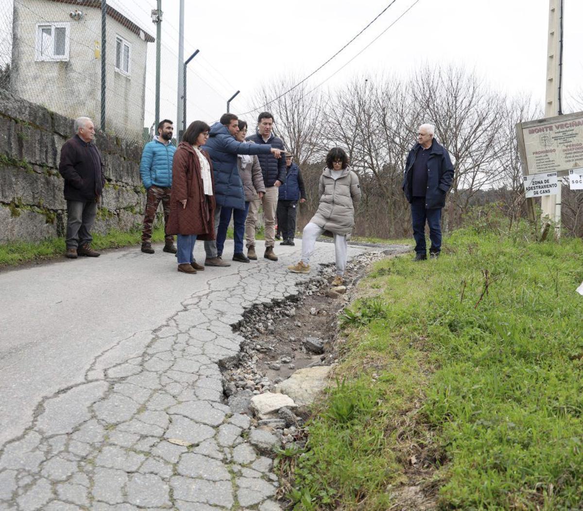 Visita al acceso al campo de fútbol de Salcedo. | GUSTAVO SANTOS