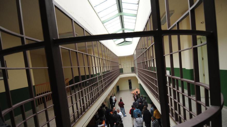 Más violencia en la cárcel de Asturias: un funcionario sufre lesiones en un ojo al tratar de disolver una pelea entre tres reclusos