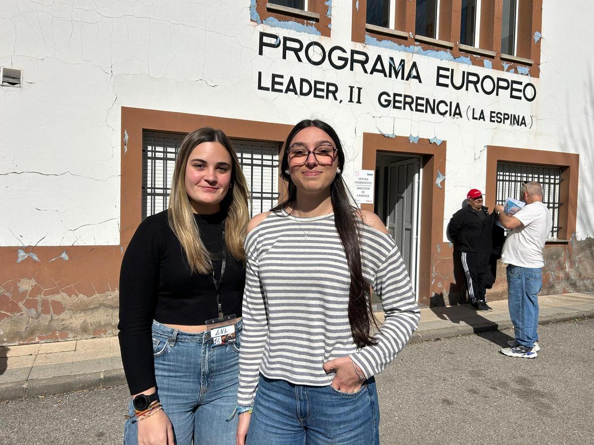 Ana Uslé y Carla González, tras la finalización del curso de copiloto de Orbayu en La Espina.