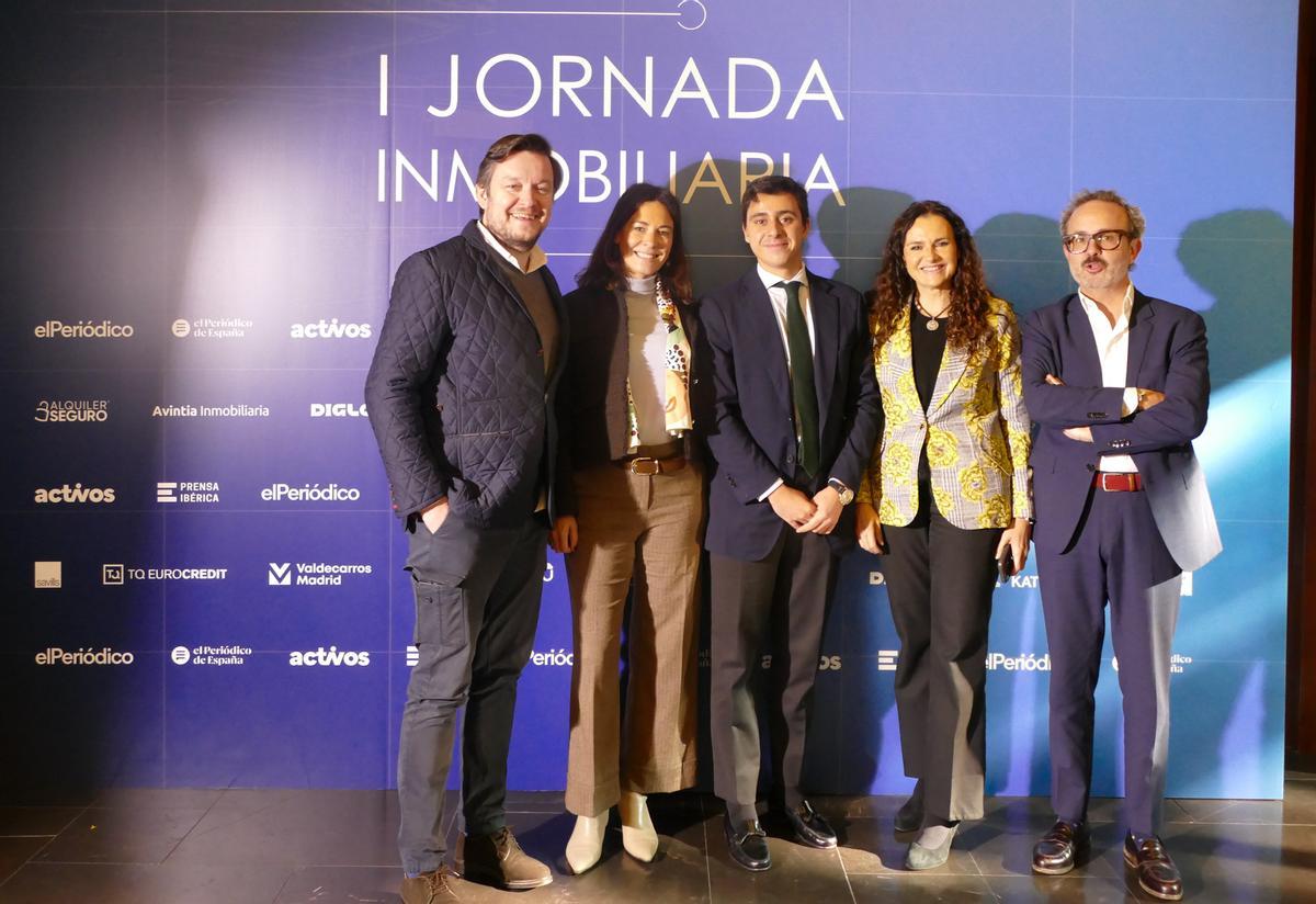 De izquierda a derecha: ;Gabriel Santamarina, periodista de Prensa Ibérica; Ana de la Fuente, directora de comunicación de Grupo Tecnitasa, y Victor Sardá, director del Grado Inmobiliario de Universidad Politécnica de Madrid