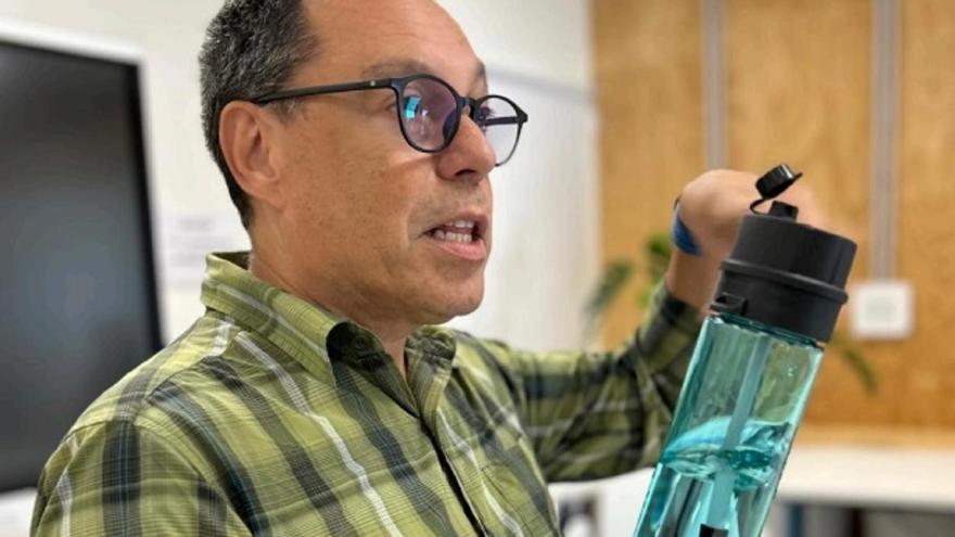 El CEO de Ozeanic, Jose Ramón Campos, con una de las botellas.