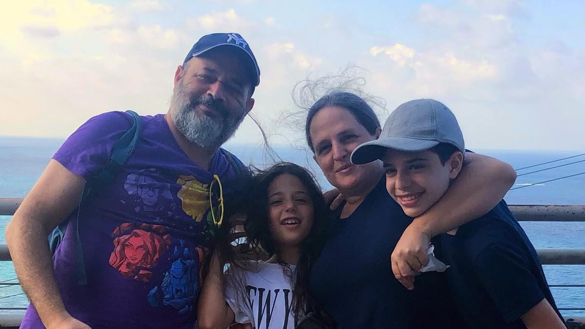 Hen Avigdori, con su hija Noam, su esposa, Sharon, y su hijo Omer, en una fotografía familiar.