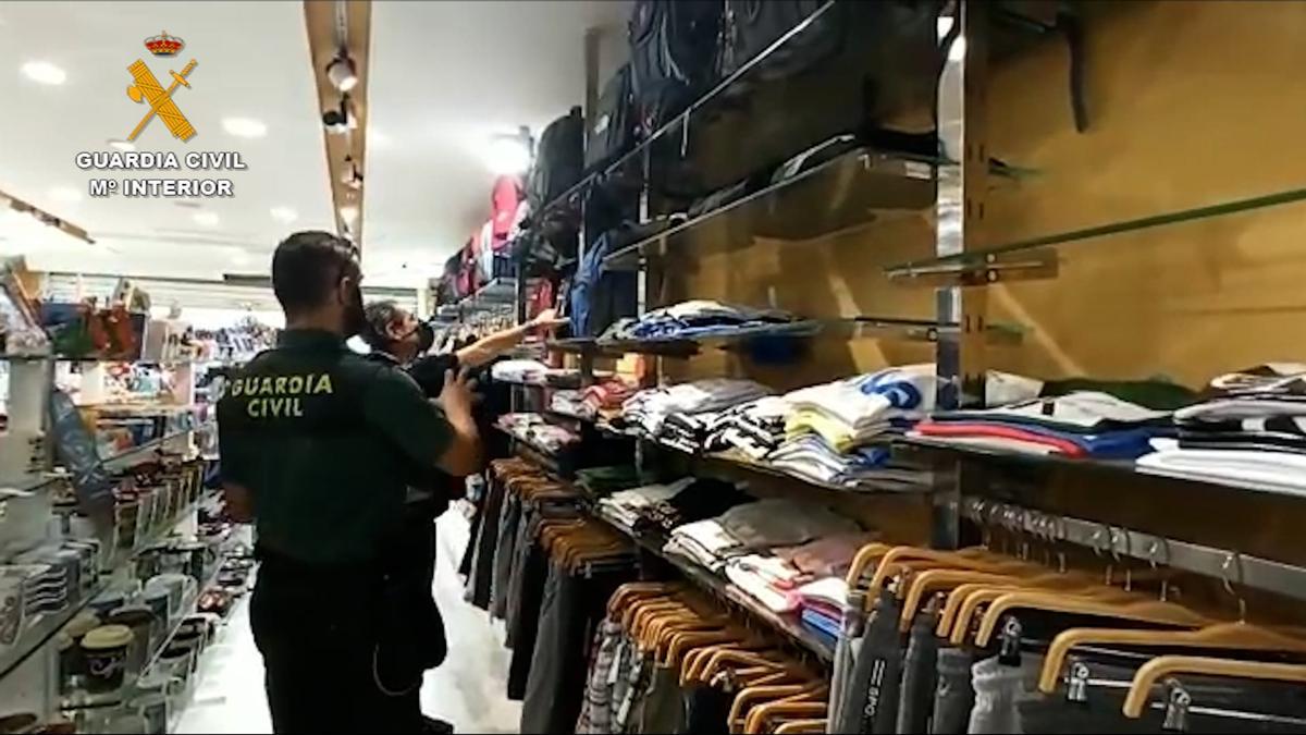 La Guardia Civil investiga a tres comerciantes en Lanzarote por vender 1.100 prendas falsificadas