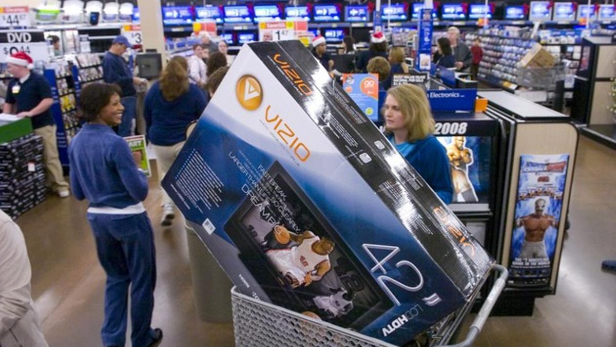 Una clienta de Wal Mart en Georgia, tras pasar por caja para comprar un televior, en una imagen de archivo.