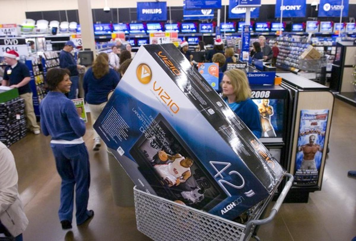 Una clienta de Wal Mart a Geòrgia, després de passar per caixa per comprar un televisor, en una imatge d’arxiu.