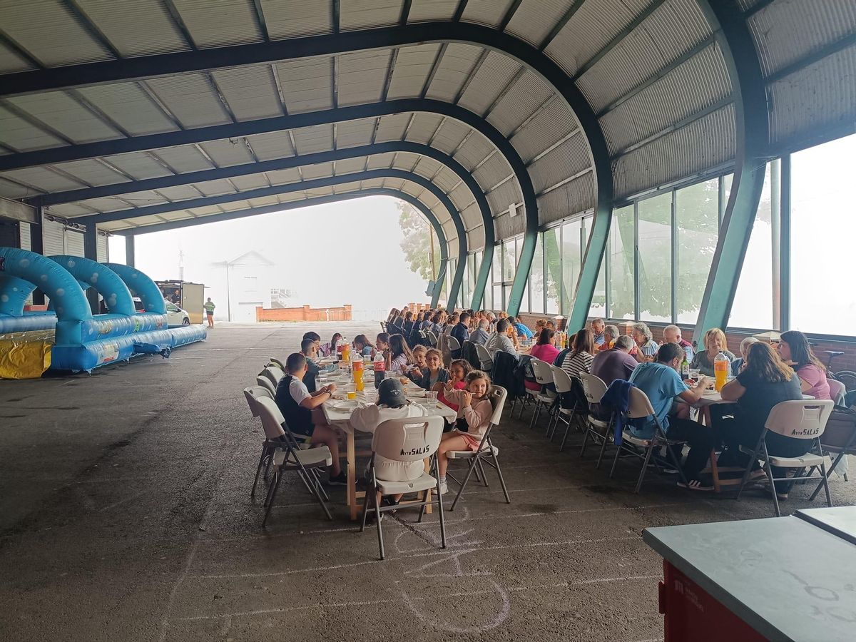 Momento de la comida en la fiesta de fin de curso en La Espina.