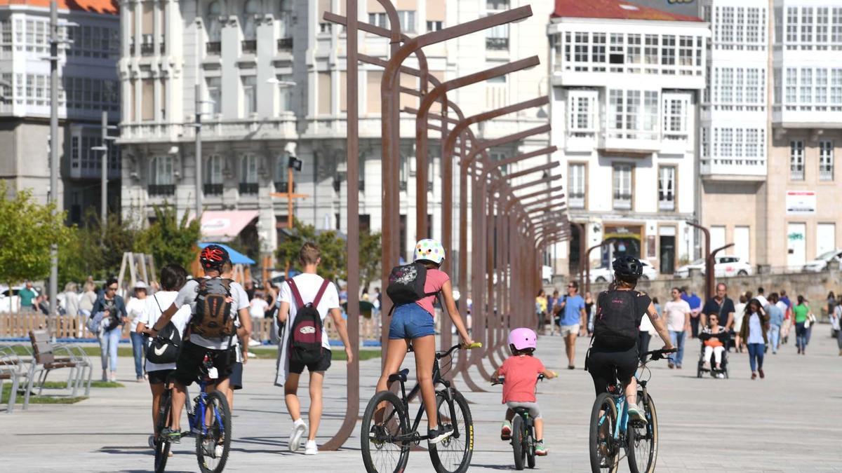 Una familia en bicicleta en A Coruña