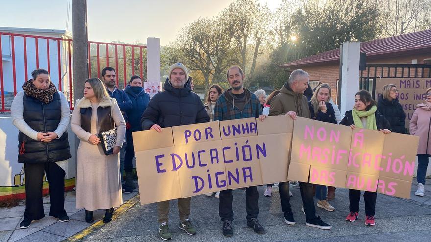 Las familias del curso de 5 años del colegio de Carril se manifiestan pidiendo un desdoble del aula