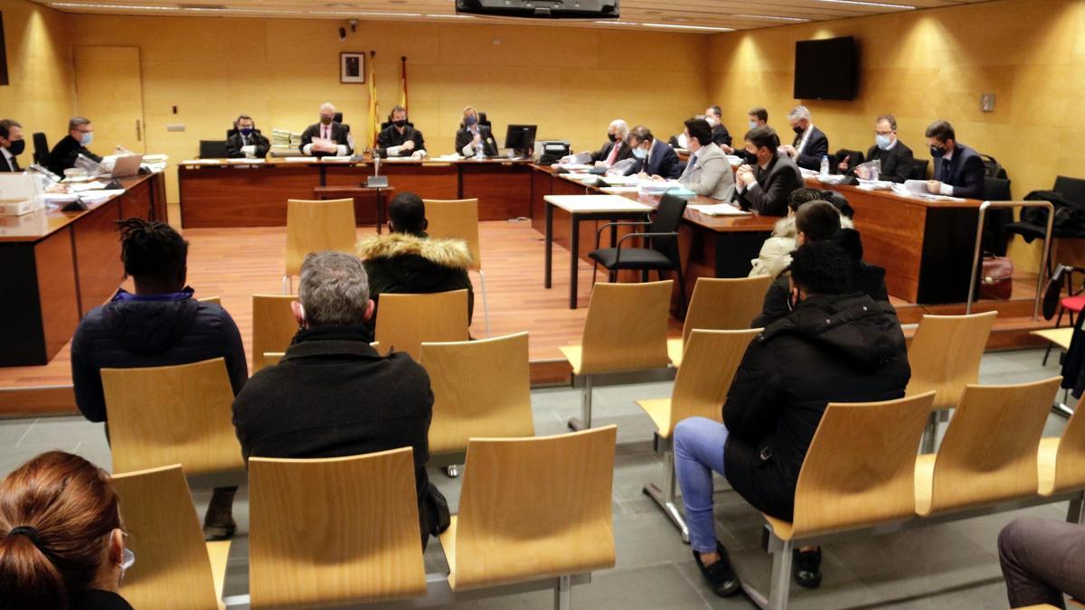 Els acusats dels assalts violents a Bescanó, durant el judici a l'Audiència de Girona el 2021.