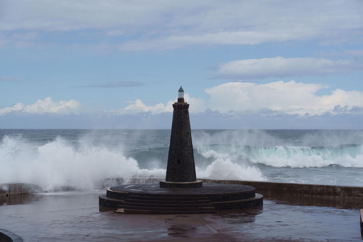 Oleaje en la costa de Bajamar (Tenerife) por la borrasca Therese