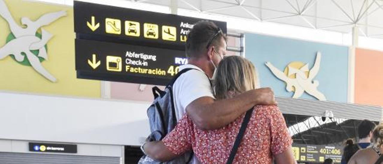 Una pareja de turistas en un aeropuerto canario. | | ANDRÉS CRUZ