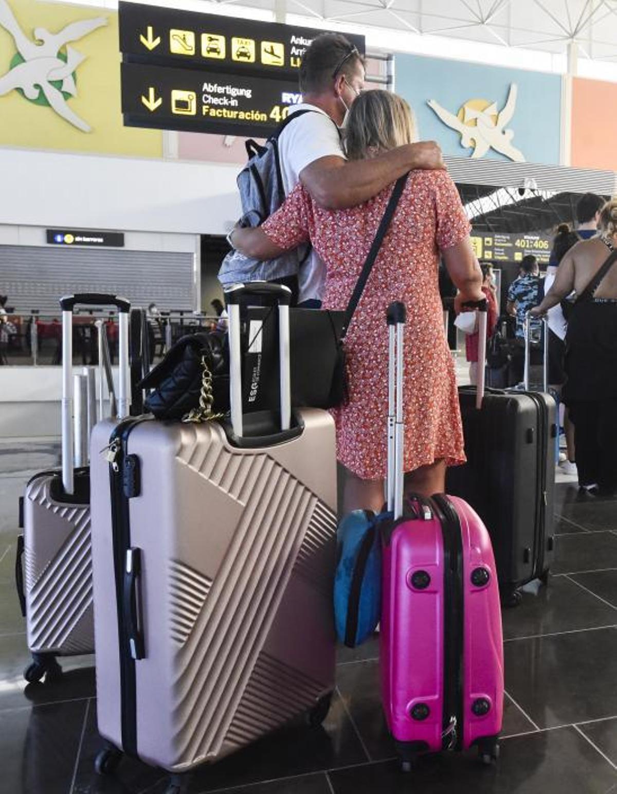 Una pareja de turistas en un aeropuerto canario. | | ANDRÉS CRUZ