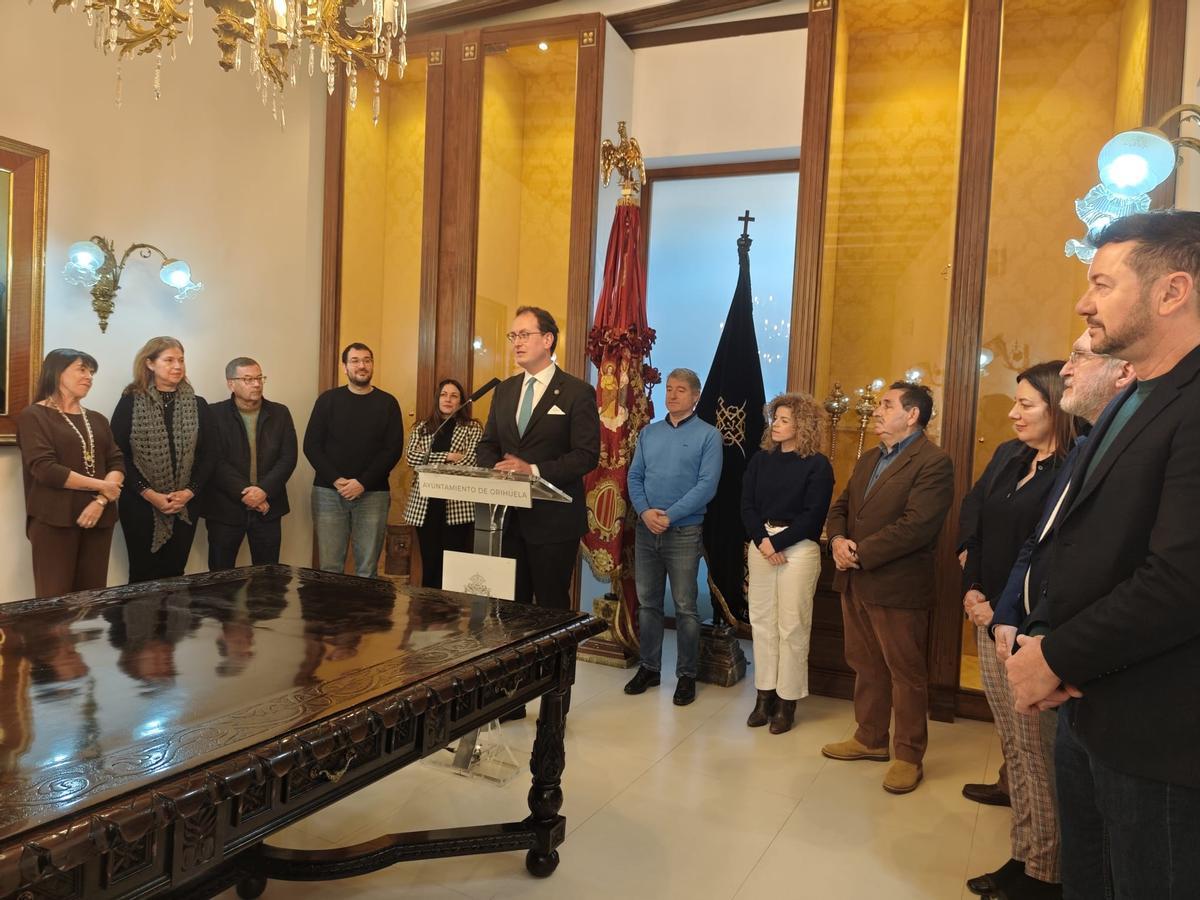 El nuevo Caballero Cubierto ante la Corporación municipal, este lunes, cuando se ha dado a conocer su nombramiento
