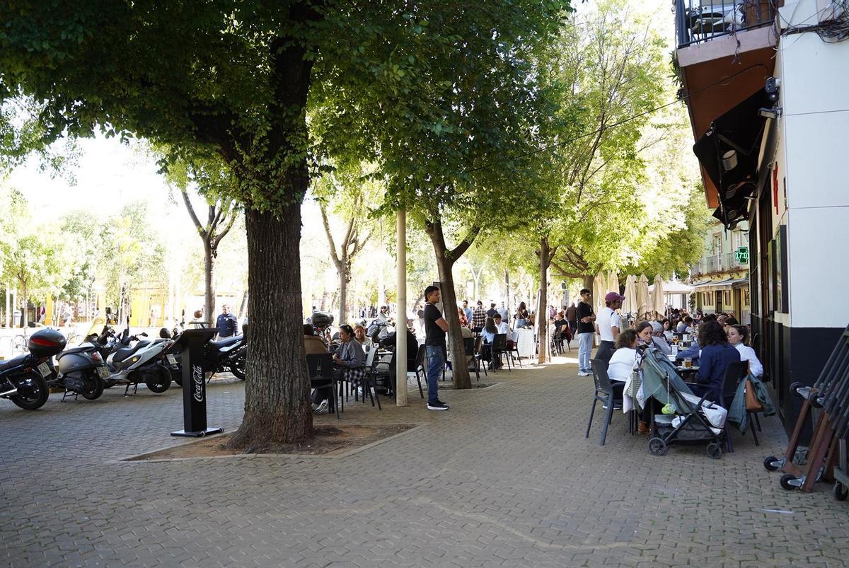 Imagen de archivo de una terraza con veladores de un bar de Sevilla.
