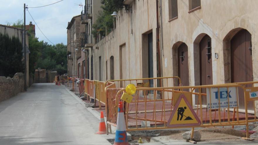 Les obres del nou passeig de Sota Muralla de Peralada.