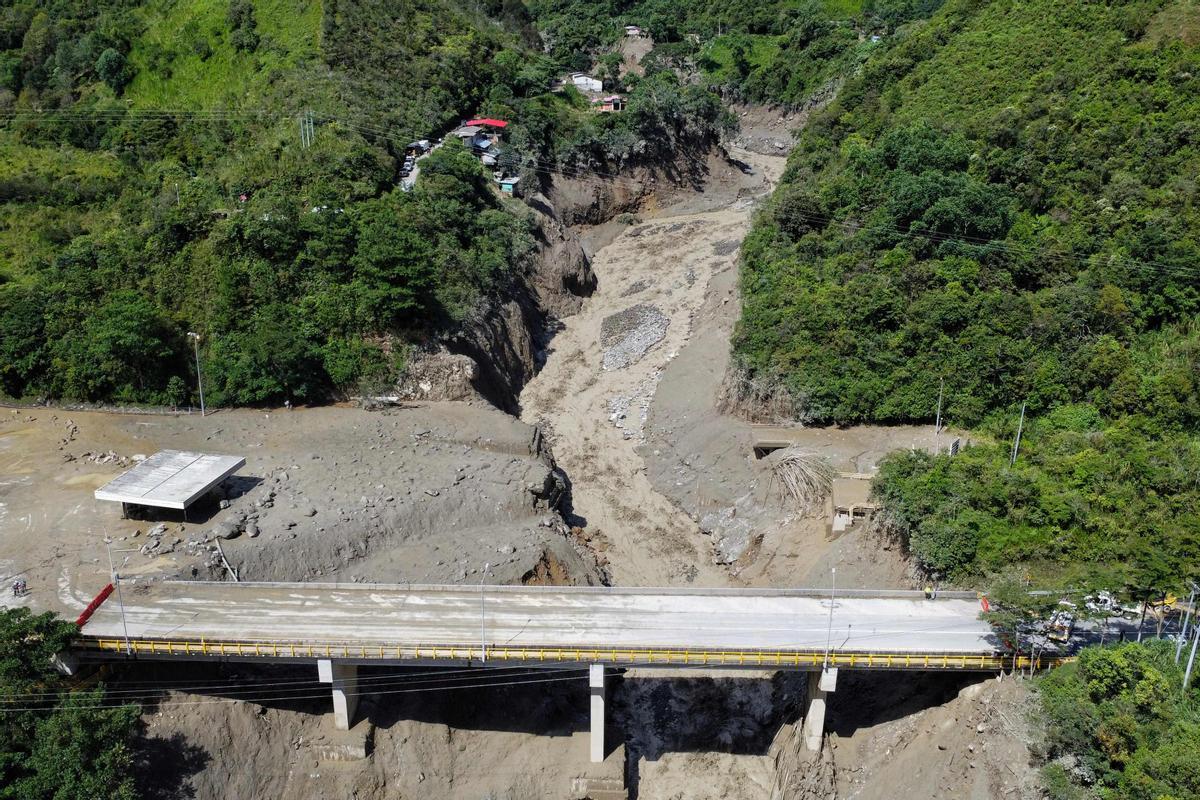 Equipos de rescate trabajan buscan desaparecidos tras una avalancha en Quetame, Colombia