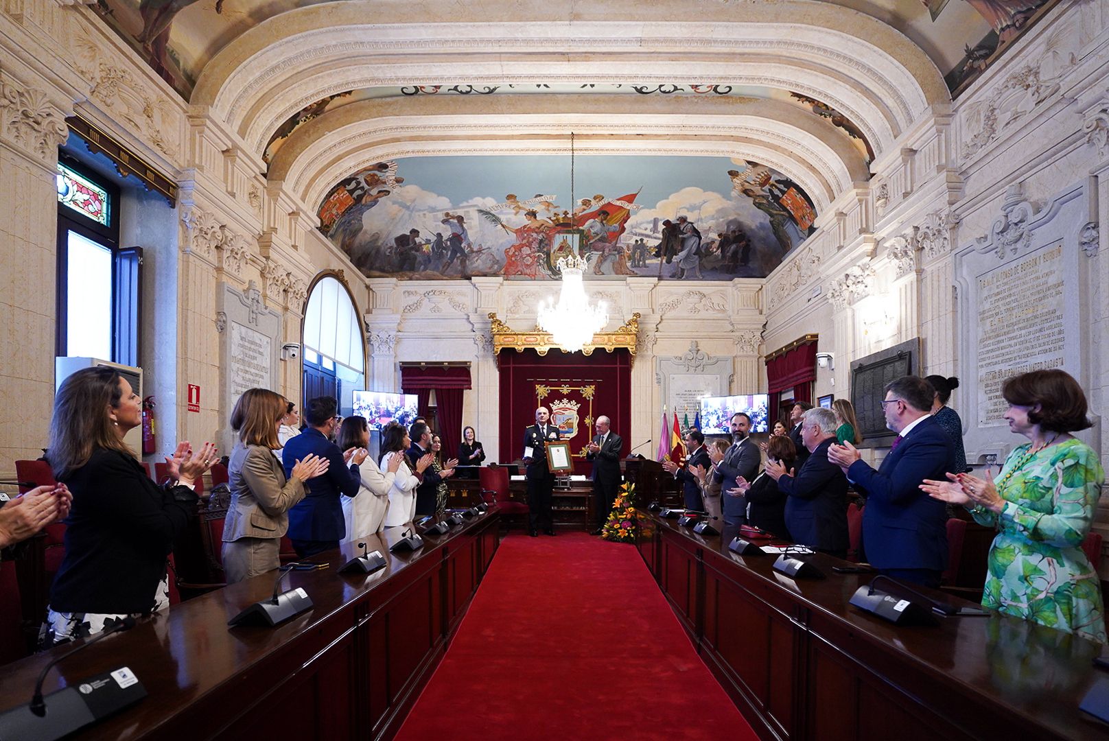 La Policía Nacional recibe la Medalla de la Ciudad y el nombramiento de Hija Adoptiva de Málaga.