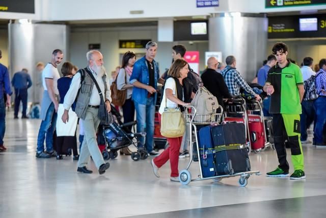 Llegada y salida de turistas en el aeropuerto