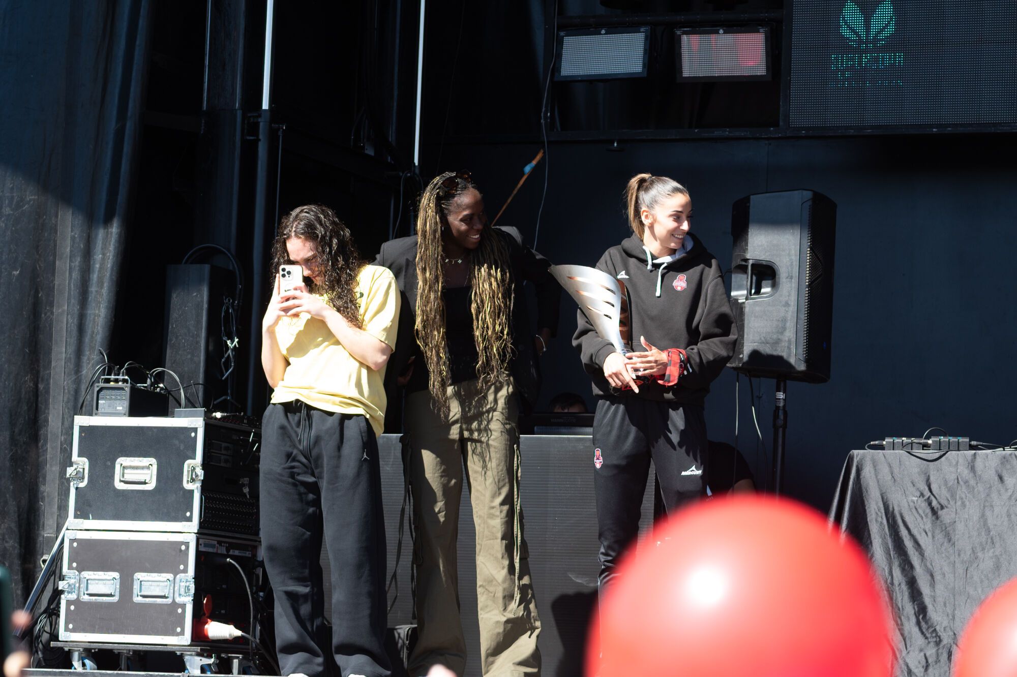 El Casademont Zaragoza celebra la Supercopa ante su afición