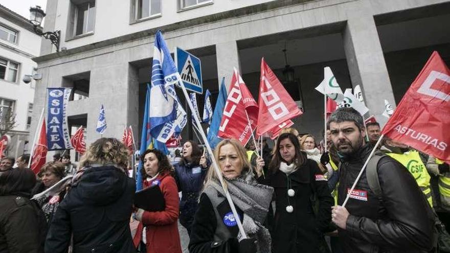 Participantes en la concentración de ayer en Oviedo.