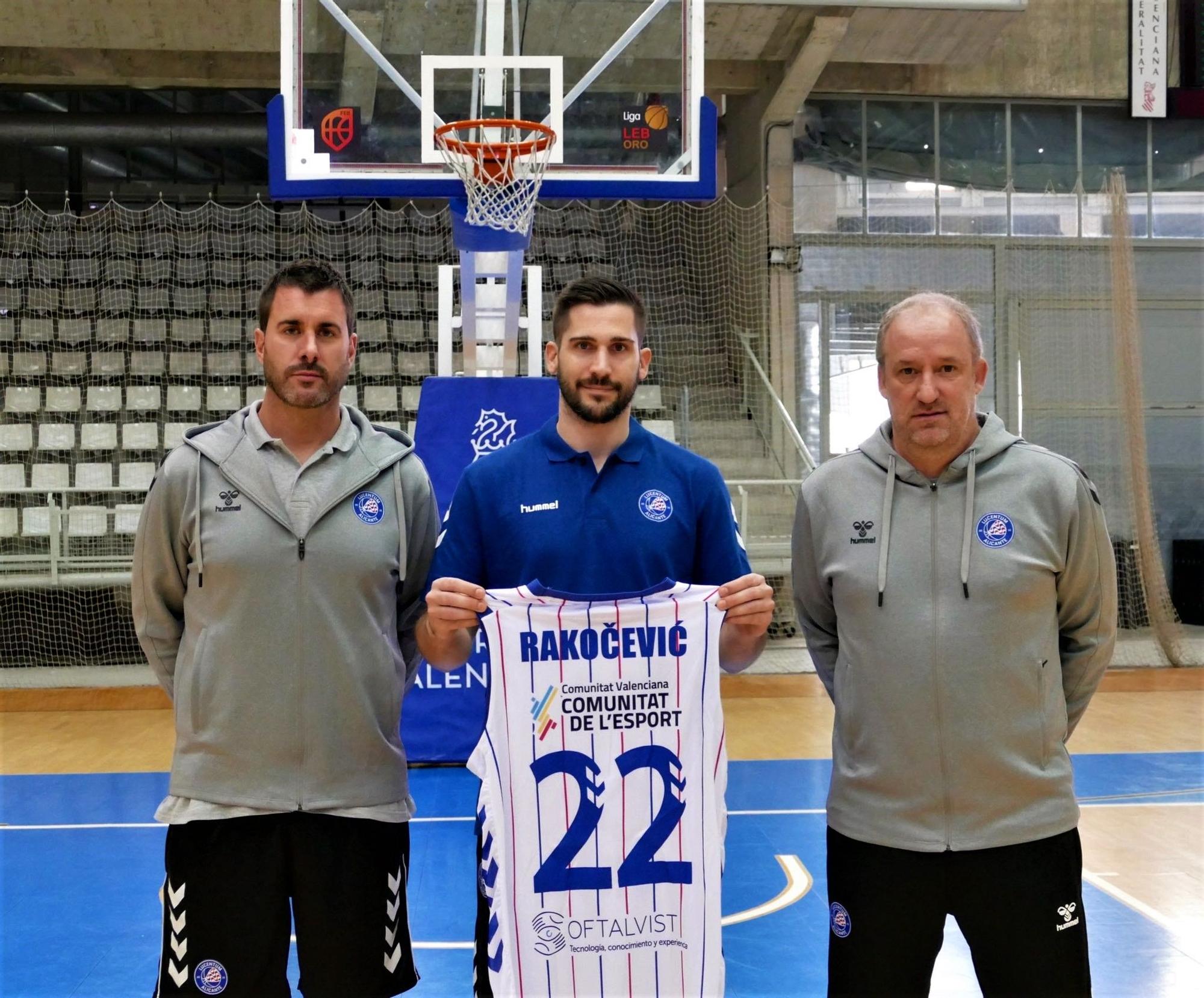 Nikola Rakocevic posa en el CT junto a Luis Arbalejo (i) y Rafa Monclova (d) como nuevo jugador del HLA