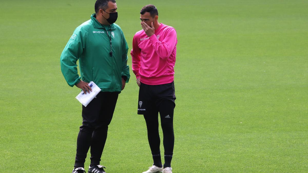 Germán Crespo y Miguel de las Cuevas, en el primer entrenamiento del técnico con el Córdoba CF, la pasada temporada.