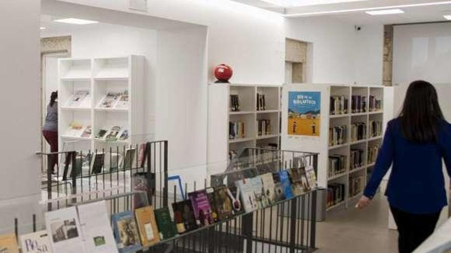 La biblioteca municipal luce nuevos elementos. // Bernabé/Ana Agra