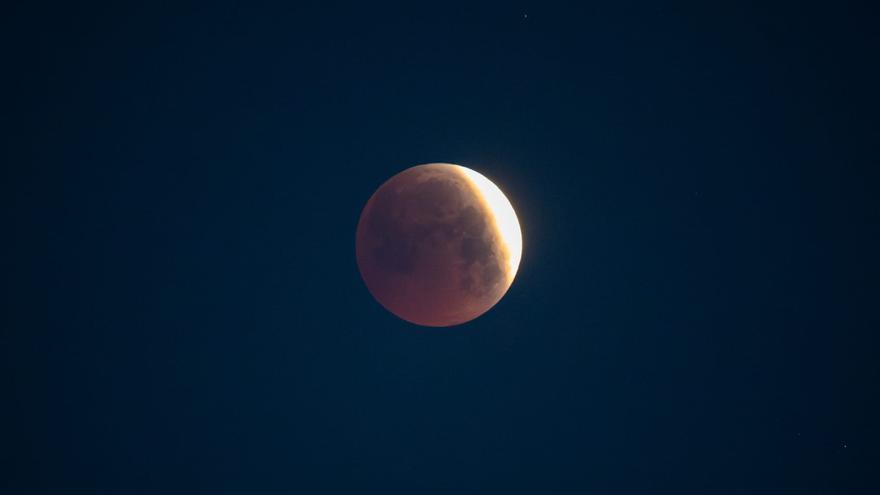 Eclipse en A Coruña: así hemos visto la luna teñida de rojo en el cielo nocturno coruñés