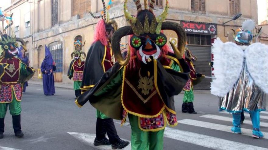 Centenars de calafins desfilen a la Gran Rua del Pellofa