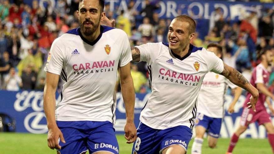 Borja Iglesias celebra con Pombo el tercero de sus tres goles al Valladolid en La Romareda. // Efe