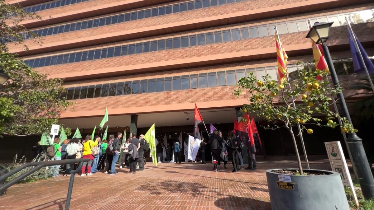 Los sindicatos USTEC, CGT y Professors de Secundària se manifiestan a las puertas del Departament d’Educació