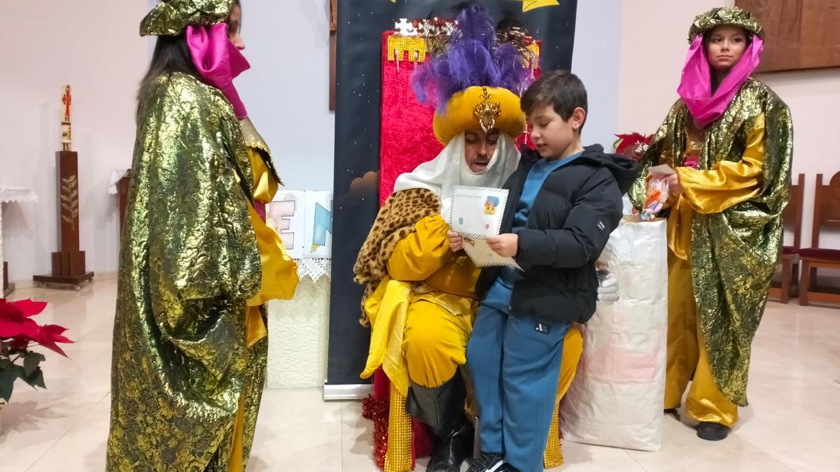 Aliatar visita El Coto para recoger las cartas de regalos (en imágenes)