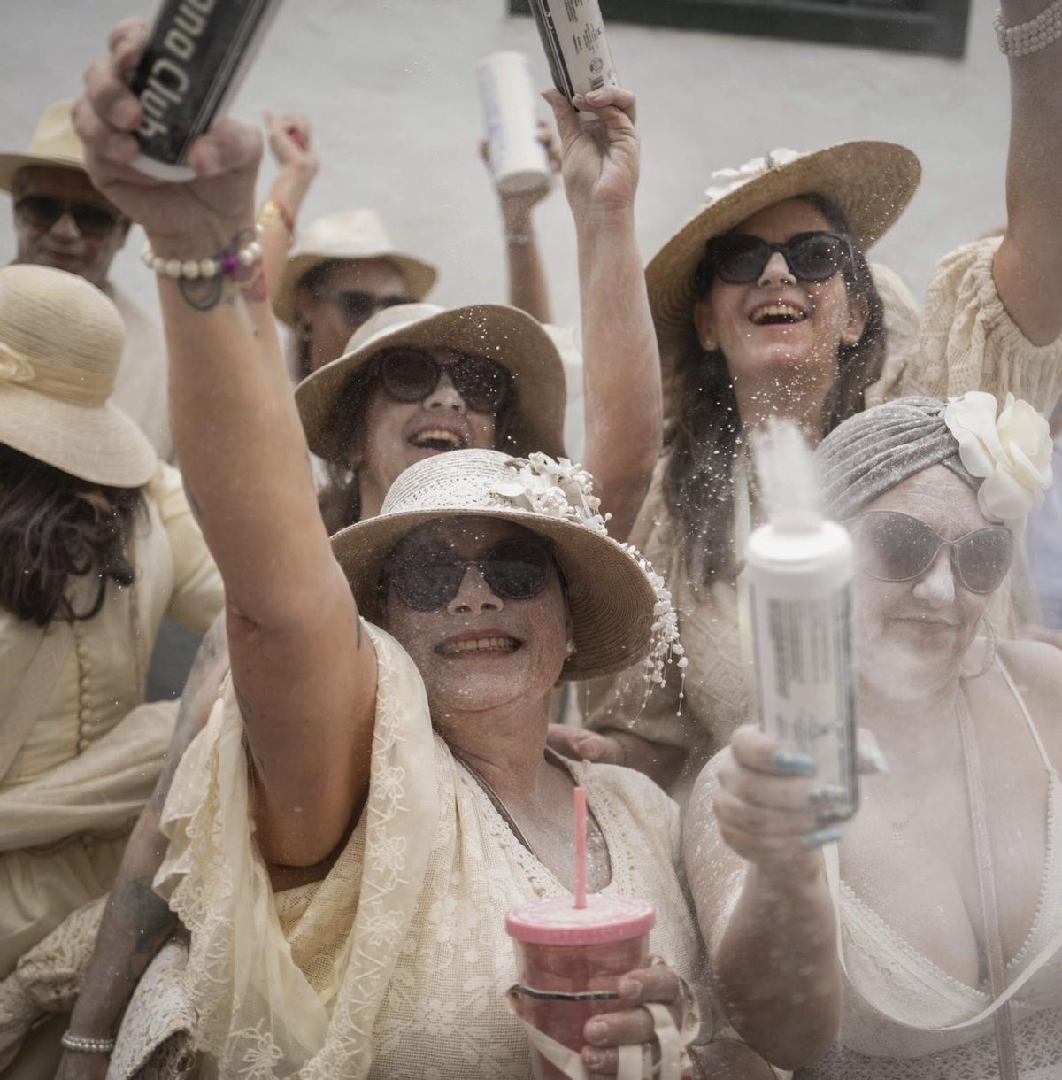 La calle Real de Santa Cruz de La Palma se llenó de indianos durante la última edición de esta fiesta. | ANDRÉS GUTIÉRREZ