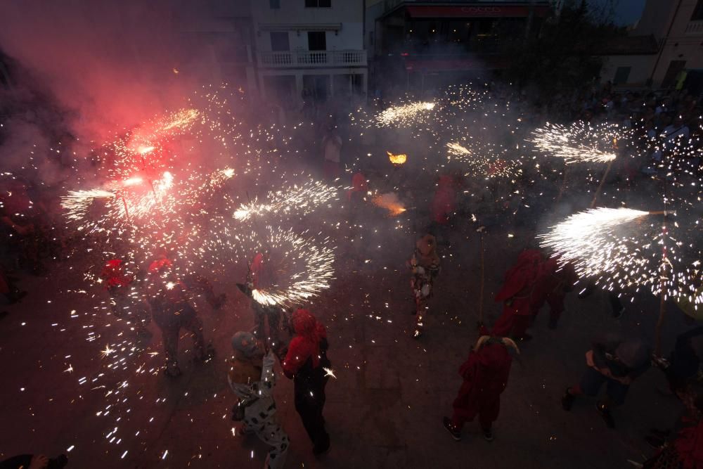 Los ‘dimonis’ invaden El Molinar durante el ‘correfoc’ de sus fiestas de verano