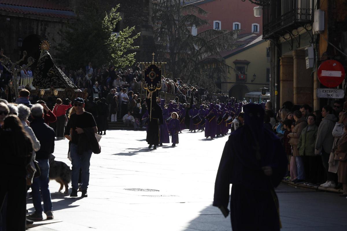 EN IMÁGENES: el desenclavo y la procesión del Santo Entierro en Avilés