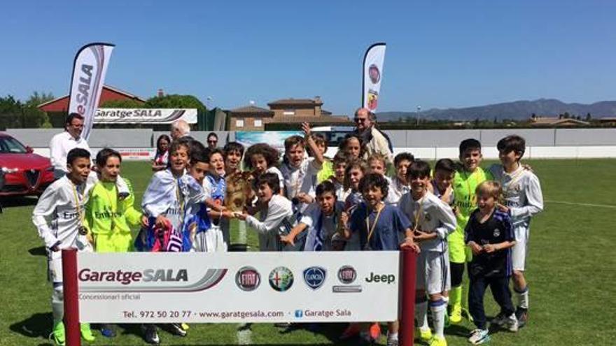 Els jugadors del Reial Madrid celebrant la victòria al torneig Vila de Peralada.