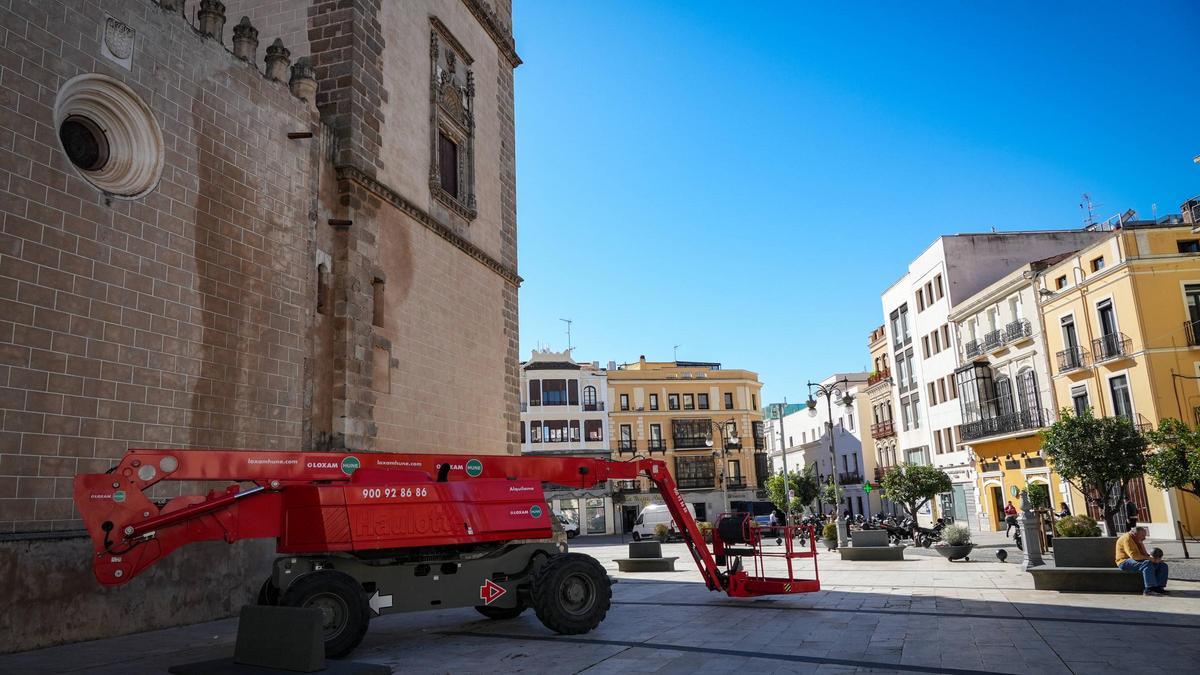 Una grúa junto a la catedral, desde donde saldrá la gran guirnalda de luces led y junto a la que se instalará el photocall gigante, este martes.