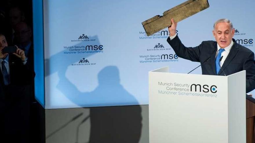 El primer ministro israelí, con la pieza del dron supuestamente iraní que exhibió en la Conferencia de Seguridad de Múnich. // AFP