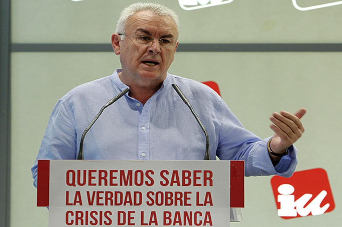 El coordinador federal d’IU, Cayo Lara, presenta la imatge de la campanya dissenyada per exigir una ’comissión de la veritat’ al Congrés que investigui la crisi de les entitats financeres.